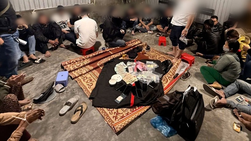 Hiện trường 18 đối tượng tụ tập tổ chức đánh bạc. Ảnh: Công lý