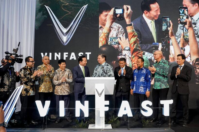 Ông Airlangga Hartarto– Bộ trưởng Điều phối Kinh tế Indonesia (thứ 5 từ bên phải), Ông Phạm Sanh Châu - CEO VinFast Châu Á và Ông H. Erwan Setiawan – Phó Thống đốc tỉnh Tây Java (thứ 4 từ bên phải), cùng các đại diện chính phủ Indonesia, đại diện VinFast tại sự kiện khánh thành