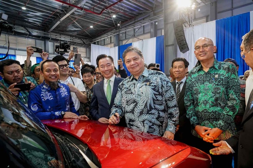 Ông Airlangga Hartarto– Bộ trưởng Điều phối Kinh tế Indonesia (thứ 2 từ phải bên phải) ký tặng lên xe điện VF 3 trong lễ khánh thành