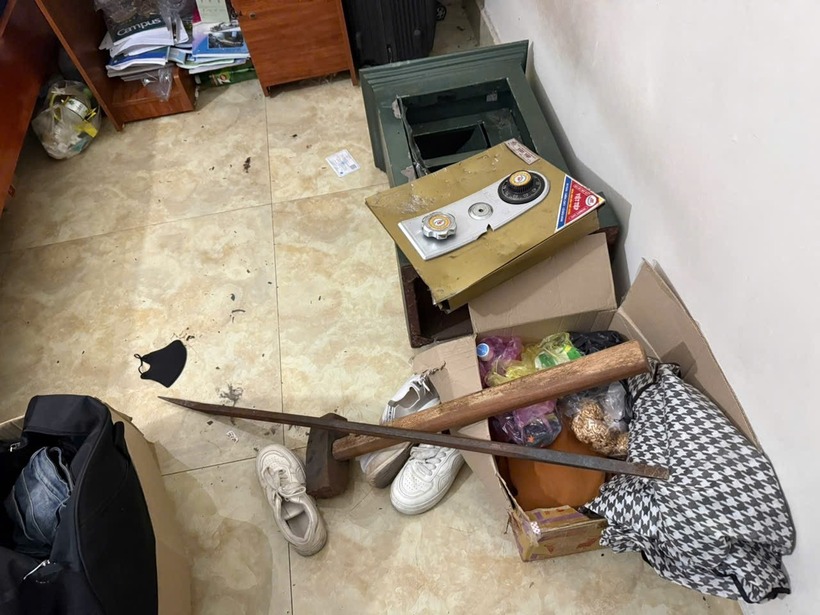 Cháu N.T.T bị thao túng tâm lý đã dùng búa, xà beng cạy phá két sắt của gia đình. (Ảnh: Tiền phong)