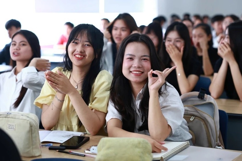 Với thành tích xuất sắc, không ít sinh viên Trường ĐH Luật TP.HCM nhận học bổng hơn 50 triệu đồng/em. Ảnh: PLO