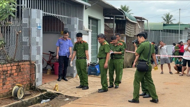 Cơ quan công an, Viện kiểm sát khám nghiệm hiện trường vụ thảm án tại Đắk Lắk. (Ảnh: Tuổi trẻ)