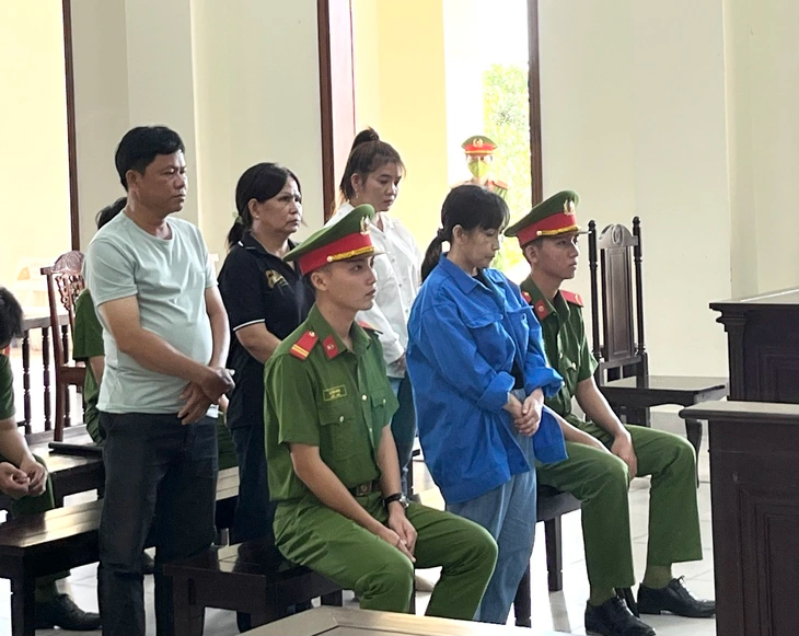 Các bị cáo tại phiên tòa. Ảnh: Tuổi trẻ.