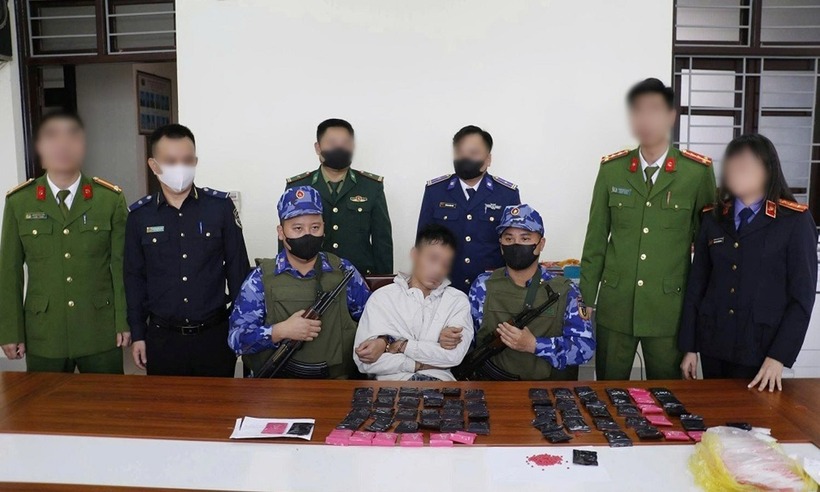 Đối tượng Nguyễn Tiến Dũng (áo trắng) và tang vật bị thu giữ. Ảnh: Công Lý