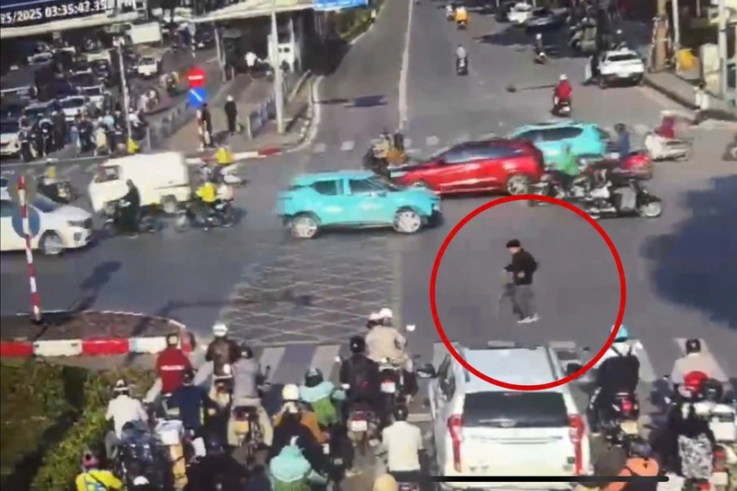 Hình ảnh ông T. đi lạc được camera AI ghi lại. Ảnh: Dân Trí.