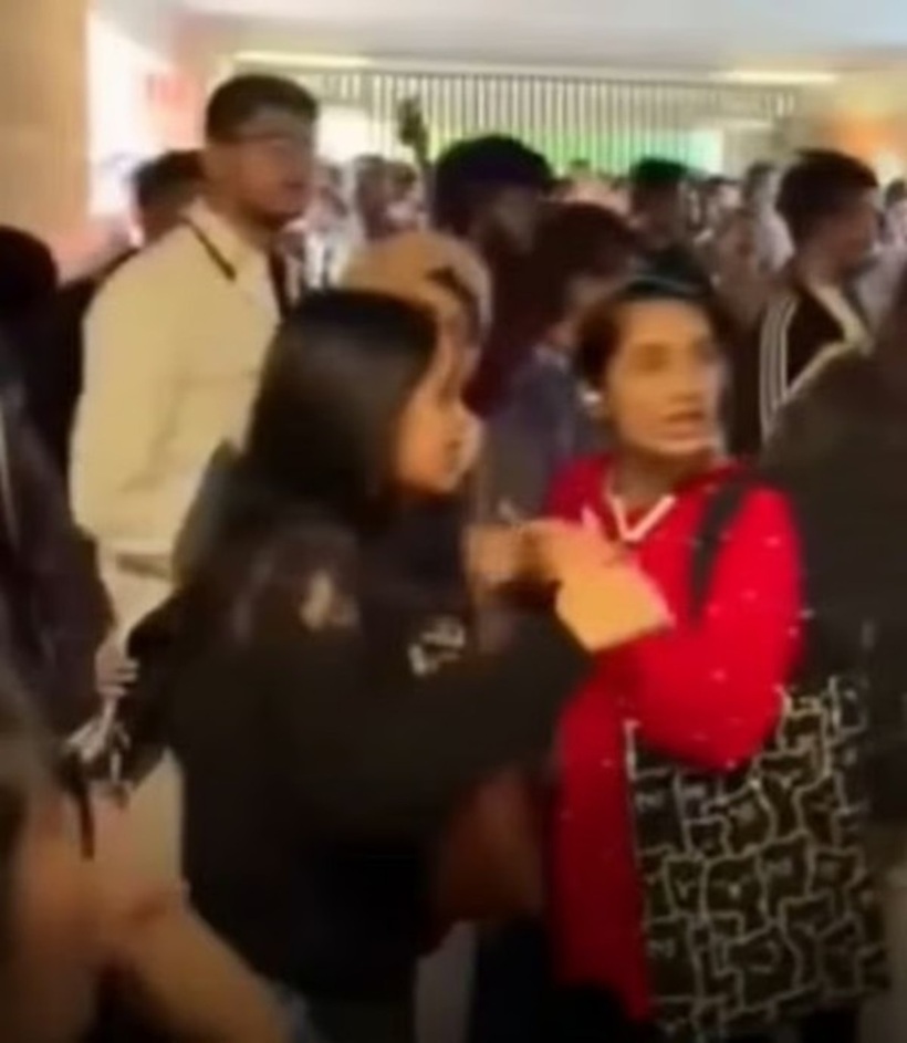 Nhiều sinh viên hoảng loạn sau sự cố. Ảnh: FPJ