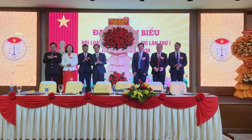 Ông Nguyễn Chiến Thắng, Phó Bí thư Tỉnh ủy, Chủ tịch Ủy ban MTTQVN tỉnh Quảng Trị tặng hoa chúc mừng Đại hội.