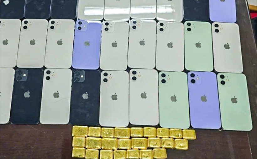 Số vàng và điện thoại được phát hiện trong hành lý của hai người phụ nữ. (Ảnh: Pháp luật TP.HCM)