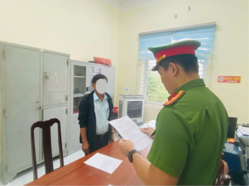 Cơ quan Cảnh sát điều tra Công an tỉnh Quảng Ngãi đã thi hành Lệnh bắt bị can để tạm giam đối với Nguyễn Văn K về hành vi “Cố ý gây thương tích”. Ảnh: Công an tỉnh Quảng Ngãi.