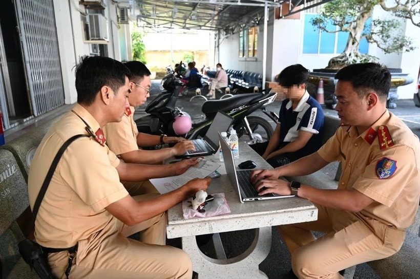 T. tại cơ quan công an. Ảnh: PLO.