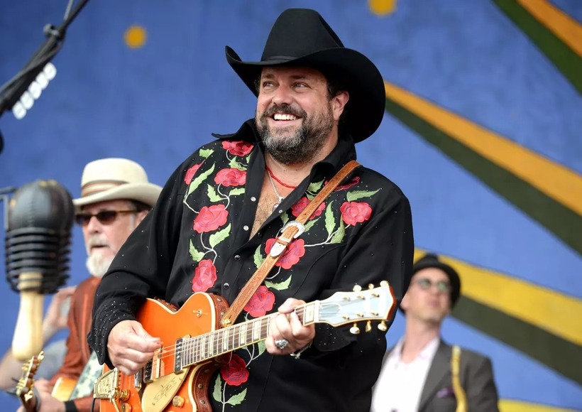 Ca sĩ Raul Malo, thủ lĩnh ban nhạc đồng quê The Mavericks. Ảnh: Latimes
