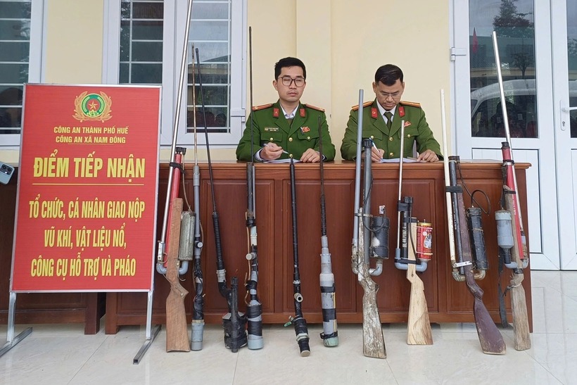 Nhiều người dân ở xã Nam Đông, TP.Huế tự nguyện giao nộp súng tự chế. (Ảnh: Cơ quan công an)