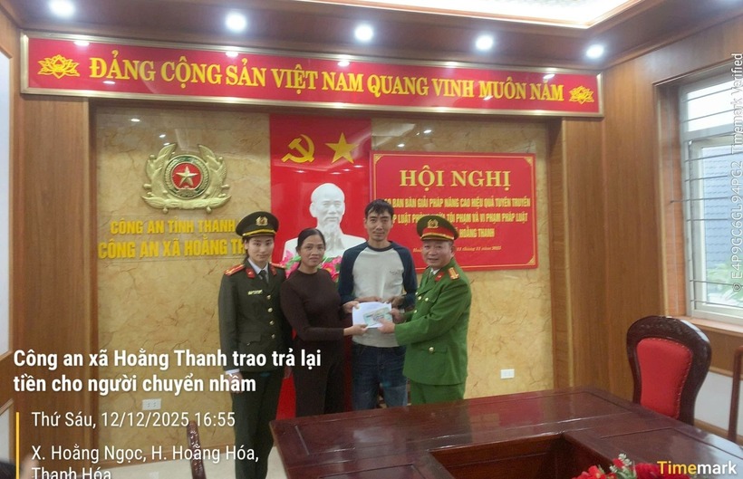 Công an xã Hoằng Thanh và chị Lê Thị Tình trao trả lại tiền cho người chuyển khoản nhầm. Ảnh: Công an tỉnh Thanh Hóa