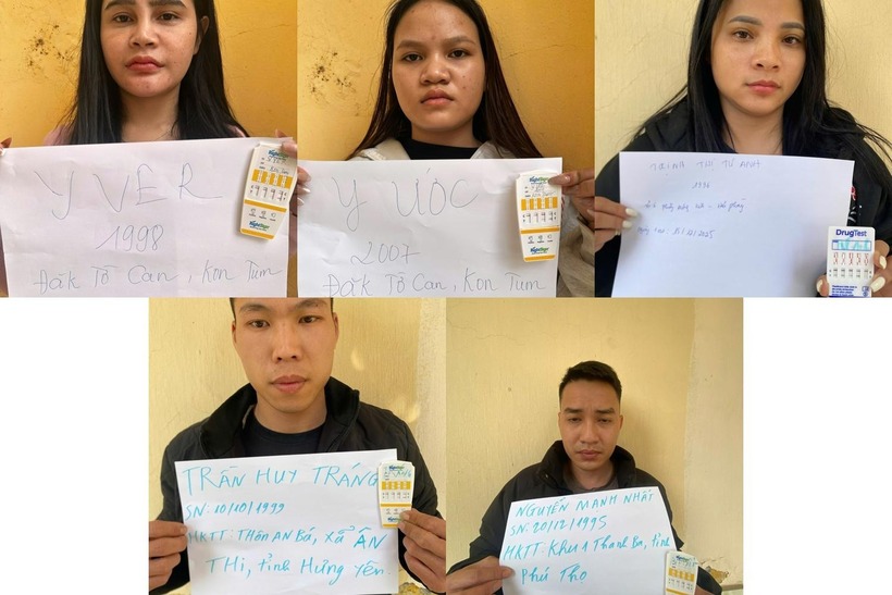 5 đối tượng đang "bay lắc" leo lên mái nhà vệ sinh lẩn trốn. Ảnh: Công an tỉnh Hưng Yên.