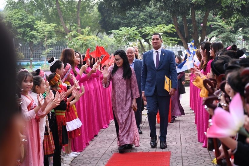 Thụy Điển trao tặng 400 mũ bảo hiểm cho học sinh trường Tiểu học Trung Yên  - 2