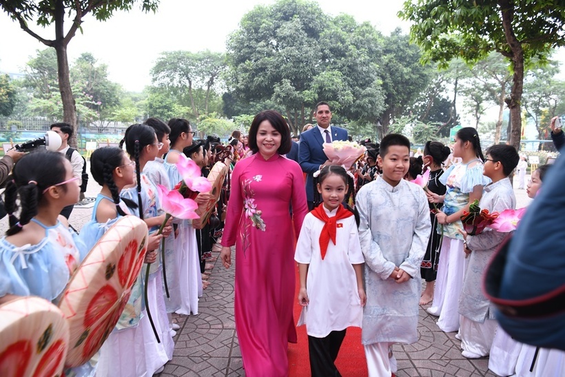 Thụy Điển trao tặng 400 mũ bảo hiểm cho học sinh trường Tiểu học Trung Yên  - 4