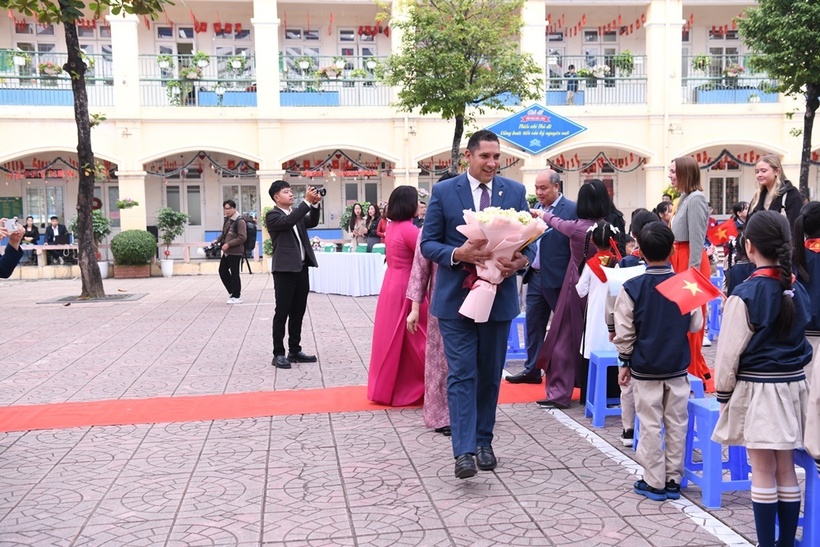 Thụy Điển trao tặng 400 mũ bảo hiểm cho học sinh trường Tiểu học Trung Yên  - 5