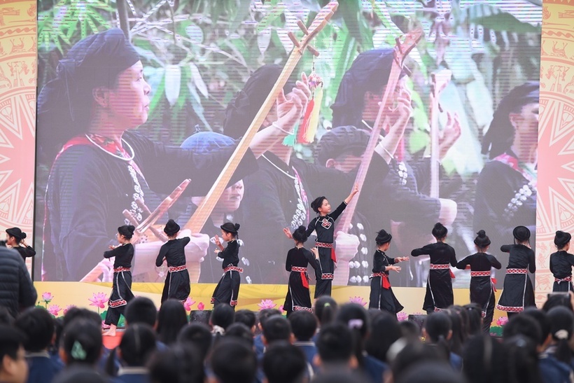 Thụy Điển trao tặng 400 mũ bảo hiểm cho học sinh trường Tiểu học Trung Yên  - 17