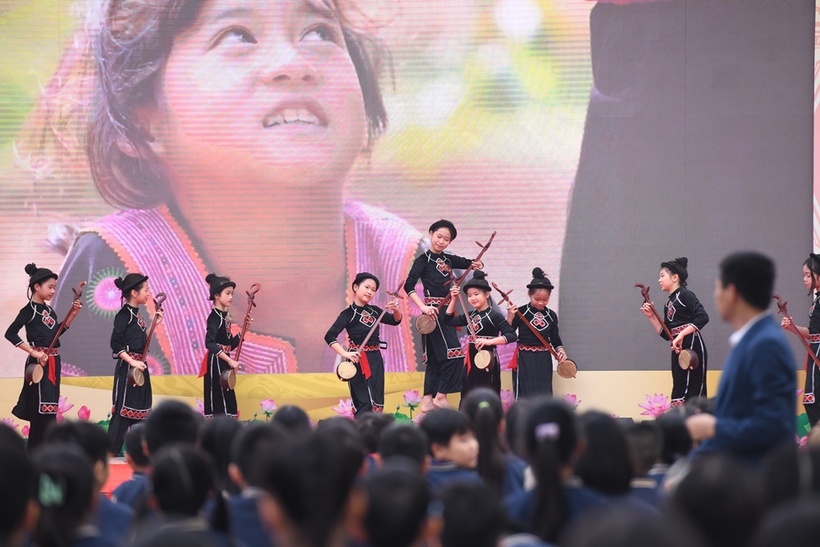 Thụy Điển trao tặng 400 mũ bảo hiểm cho học sinh trường Tiểu học Trung Yên  - 16