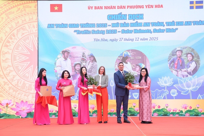 Thụy Điển trao tặng 400 mũ bảo hiểm cho học sinh trường Tiểu học Trung Yên  - 7