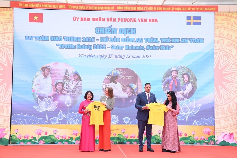 Thụy Điển trao tặng 400 mũ bảo hiểm cho học sinh trường Tiểu học Trung Yên  - 6