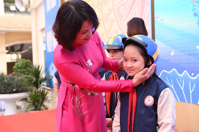 Thụy Điển trao tặng 400 mũ bảo hiểm cho học sinh trường Tiểu học Trung Yên  - 8