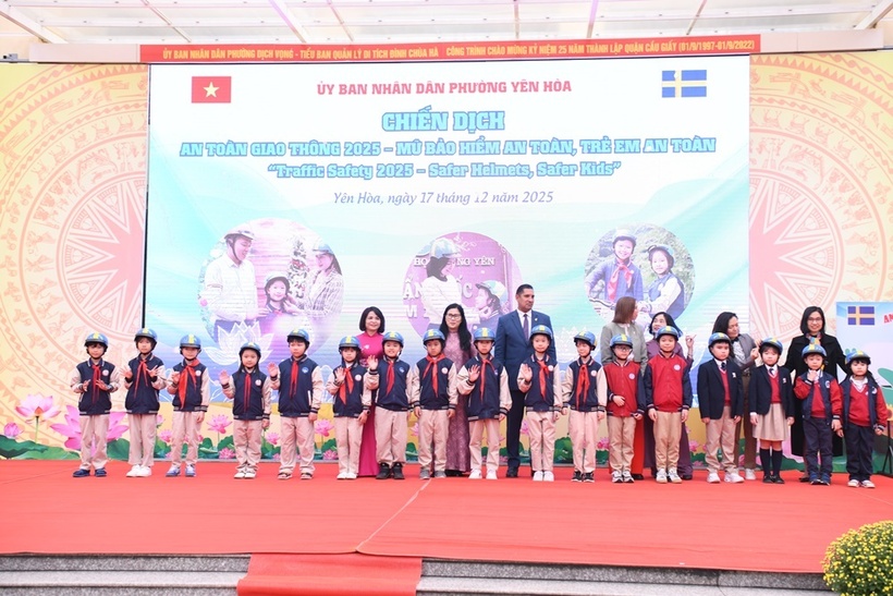 Thụy Điển trao tặng 400 mũ bảo hiểm cho học sinh trường Tiểu học Trung Yên  - 9