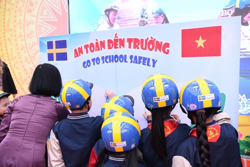 Thụy Điển trao tặng 400 mũ bảo hiểm cho học sinh trường Tiểu học Trung Yên  - 10