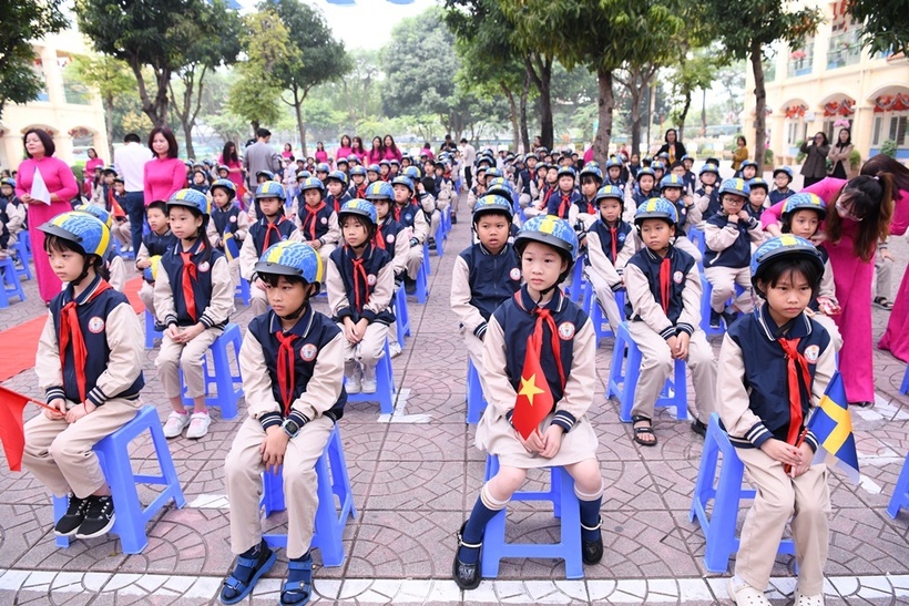 Thụy Điển trao tặng 400 mũ bảo hiểm cho học sinh trường Tiểu học Trung Yên  - 12