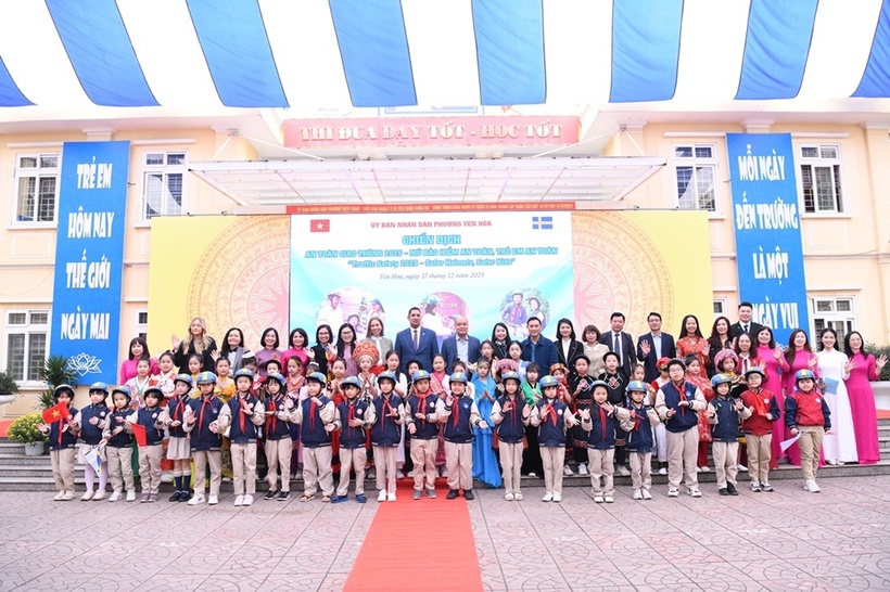 Thụy Điển trao tặng 400 mũ bảo hiểm cho học sinh trường Tiểu học Trung Yên  - 1