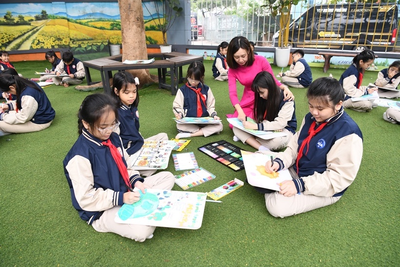 Thụy Điển trao tặng 400 mũ bảo hiểm cho học sinh trường Tiểu học Trung Yên  - 11