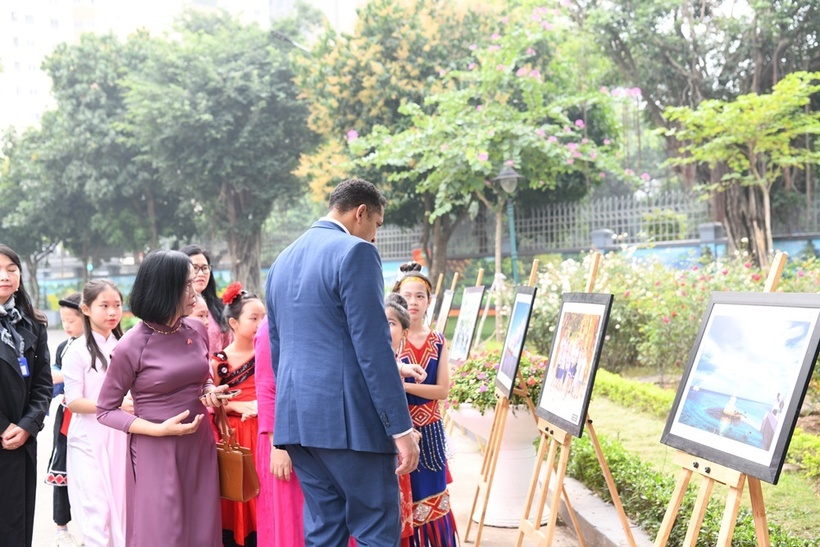 Thụy Điển trao tặng 400 mũ bảo hiểm cho học sinh trường Tiểu học Trung Yên  - 13