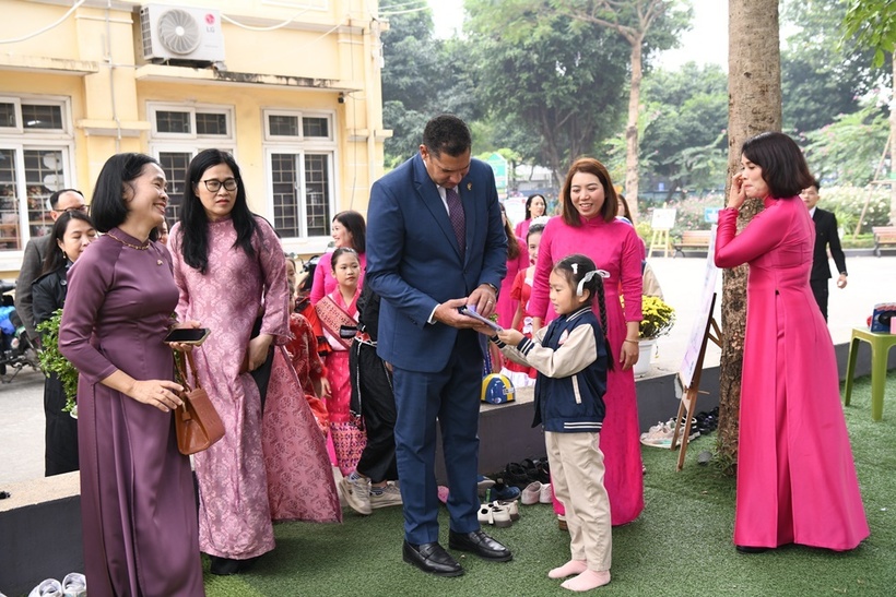 Thụy Điển trao tặng 400 mũ bảo hiểm cho học sinh trường Tiểu học Trung Yên  - 14