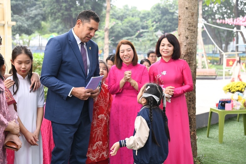 Thụy Điển trao tặng 400 mũ bảo hiểm cho học sinh trường Tiểu học Trung Yên  - 15