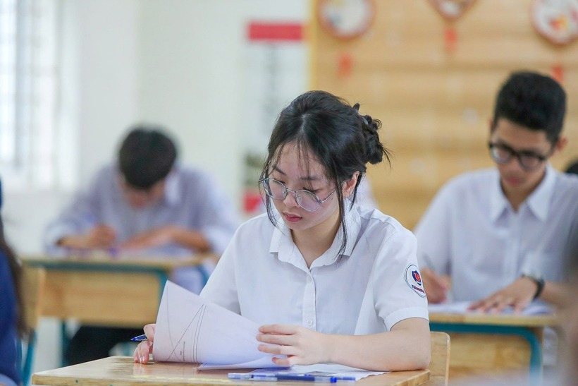 Bên cạnh áp lực học tập, thông tin dự kiến lùi lịch thi và chưa chốt môn thi thứ ba đang khiến cả phụ huynh, học sinh và nhà trường "đứng ngồi không yên". Ảnh minh họa