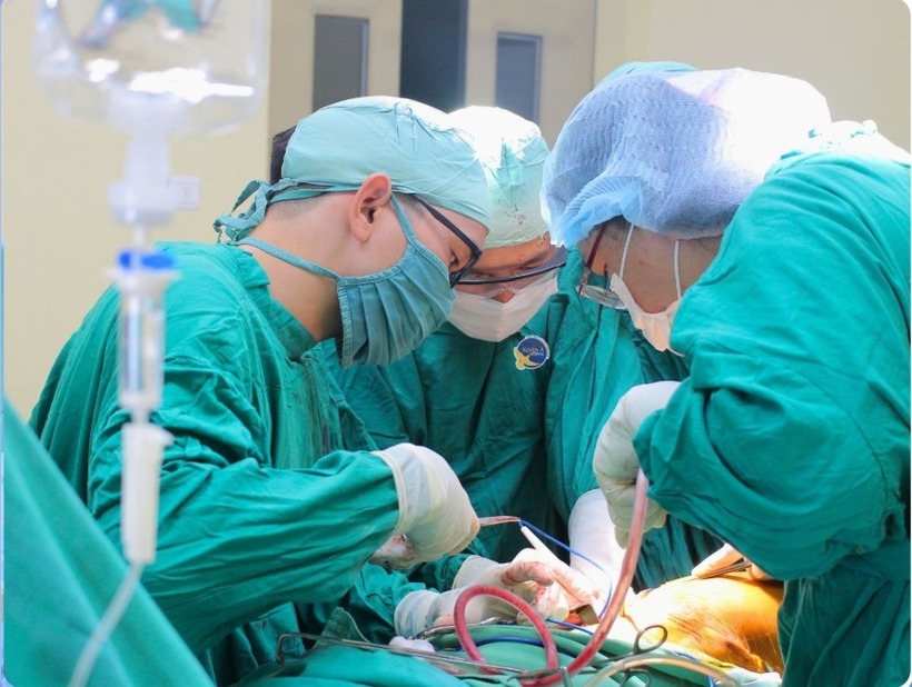 Ê kíp bác sĩ phẫu thuật cho bệnh nhân. Ảnh: Tri thức & Cuộc sống.