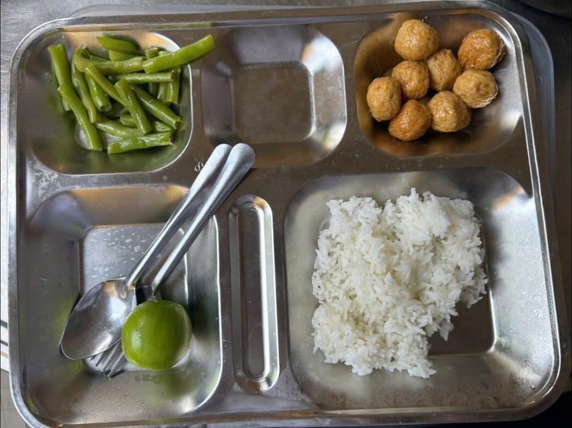 Bữa ăn bán trú được cho là của học sinh Trường THPT Trưng Vương được đăng trên mạng xã hội gây xôn xao. Ảnh: PLO.