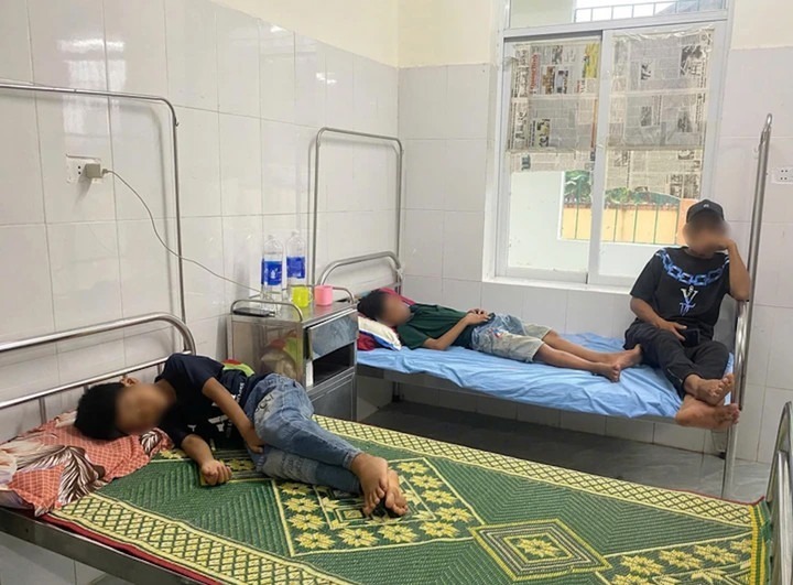 Học sinh được điều trị sau khi xuất hiện triệu chứng ngộ độc thực phẩm. Ảnh: VTC News