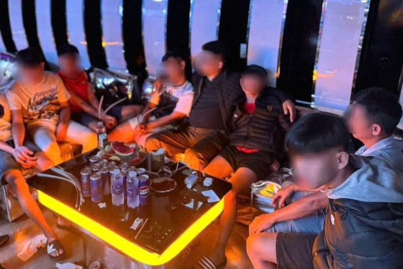 Các đối tượng bị bắt quả tang khi đang sử dụng ma túy. (Ảnh: Dân trí)