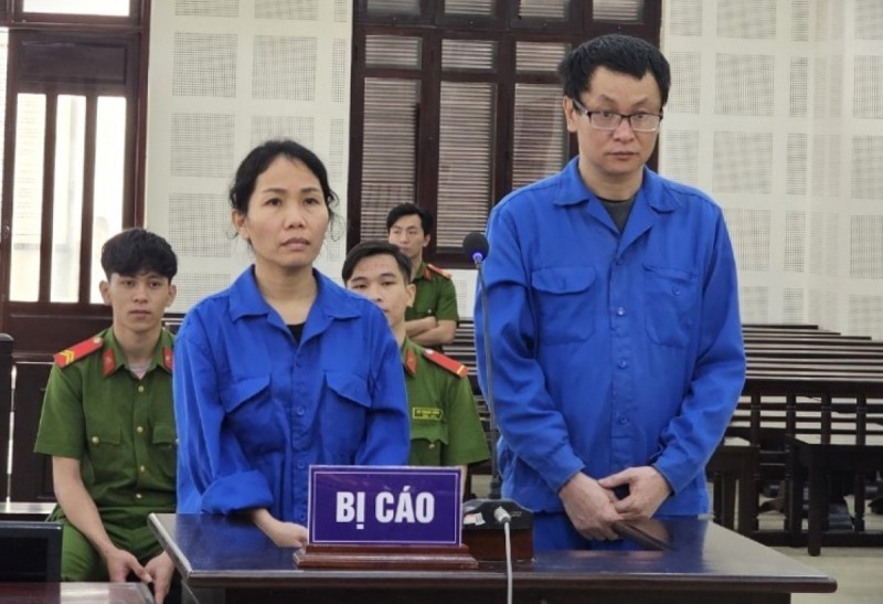 Các bị cáo Ngọc và Tuấn tại phiên tòa ngày 15/1/2024. (Ảnh: Công an nhân dân)