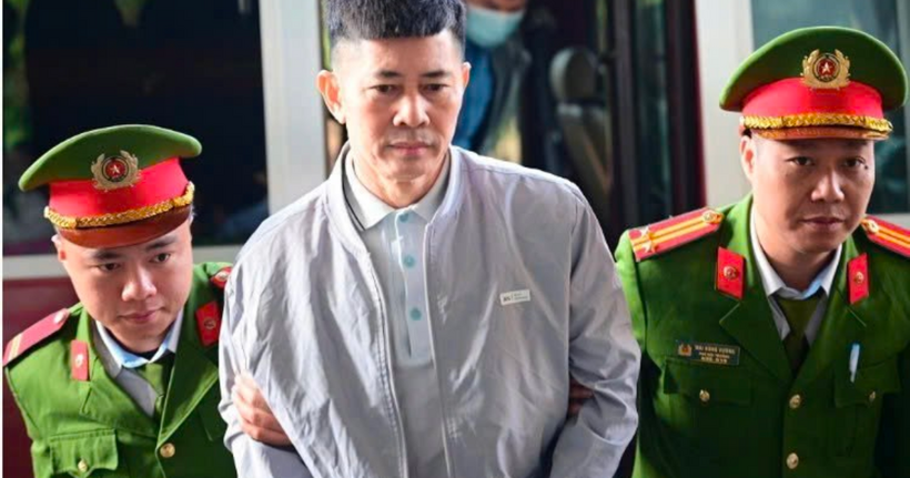 Bị cáo Nguyễn Duy Hưng được đưa đến phiên tòa sáng nay.