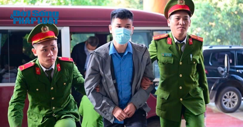 Một số bị cáo được đưa tới tòa.