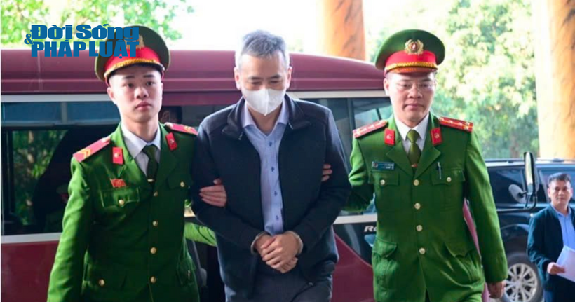 Một số bị cáo được đưa tới tòa.