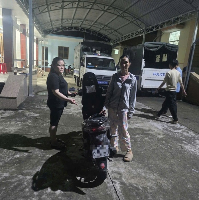 Kẻ trộm cùng tang vật đã được công an đưa về trụ sở để điều tra. Ảnh: Người lao động