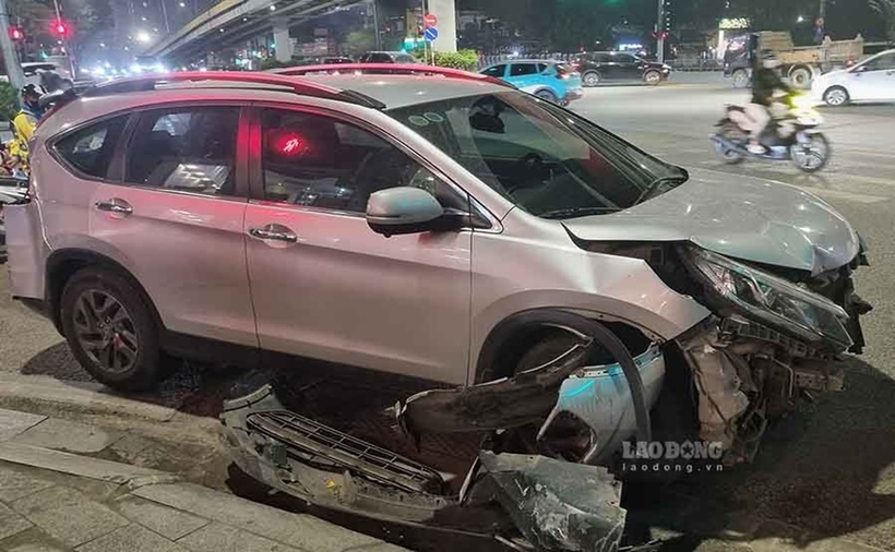 Sau tai nạn liên hoàn, phần cản trước chiếc xe vỡ toác. (Ảnh: Lao động)