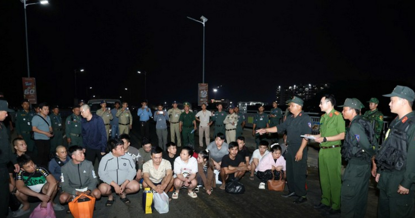 Công an tỉnh Lạng Sơn tiếp nhận các đối tượng tại cửa khẩu Long Bình, tỉnh An Giang. (Ảnh: Công an Lạng Sơn) Đối tượng Nguyễn Thị Chín (biệt danh: Hoa) tại cơ quan Công an. (Ảnh: Công an Lạng Sơn)