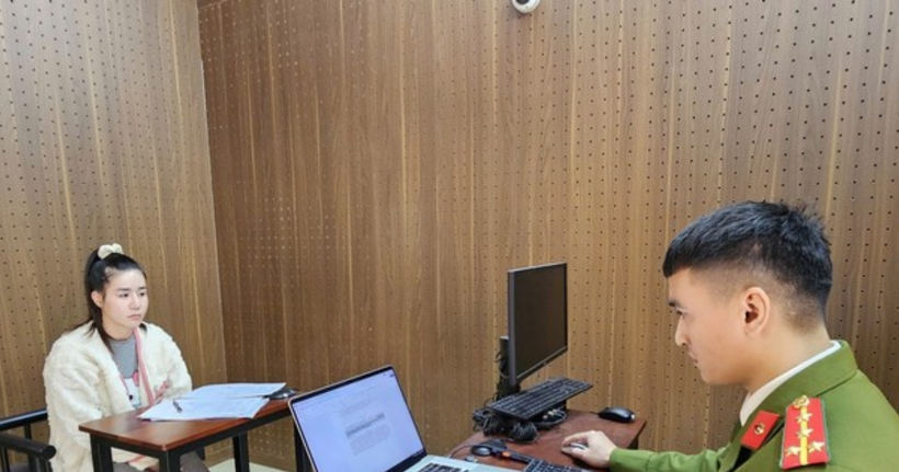 Đối tượng Nguyễn Thị Chín (biệt danh: Hoa) tại cơ quan Công an. (Ảnh: Công an Lạng Sơn)