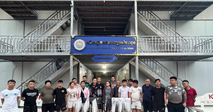 Các đối tượng và tang vật liên quan trong vụ án. (Ảnh: Công an Lạng Sơn)