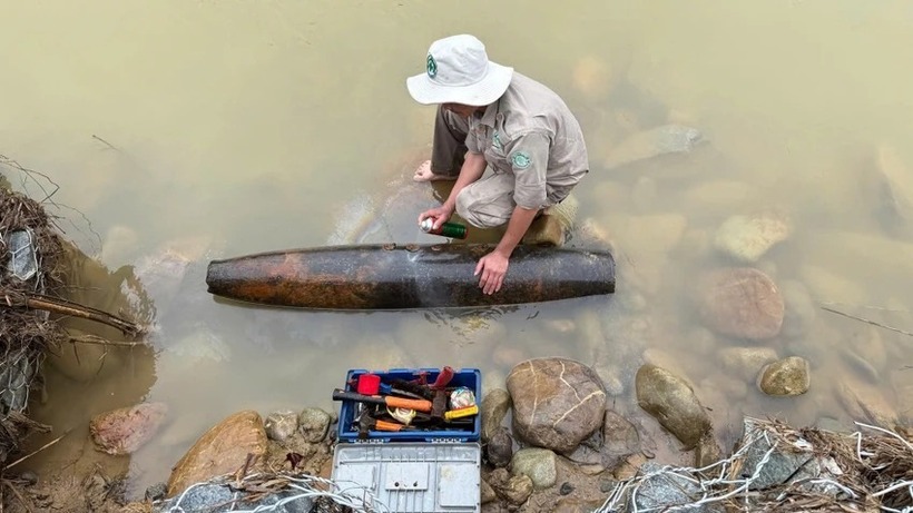 Đội đa nhiệm thuộc dự án NPA tại Huế xử lý quả bom để di dời về vị trí hủy nổ tập trung. Ảnh: Pháp luật TP.HCM