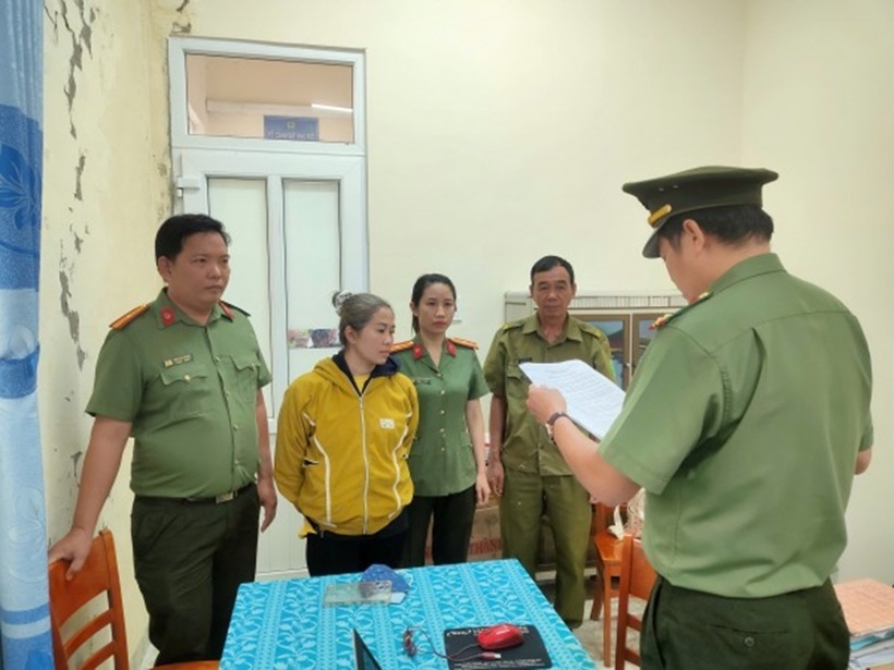 Cơ quan An ninh điều tra tống đạt Quyết định khởi tố bị can đối với Nguyễn Thị Kiều Trang. Ảnh: Công an Cà Mau